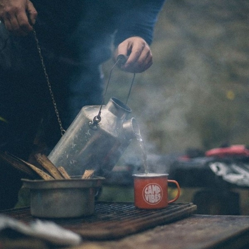 kelly kettle scout in aluminum - pouring water